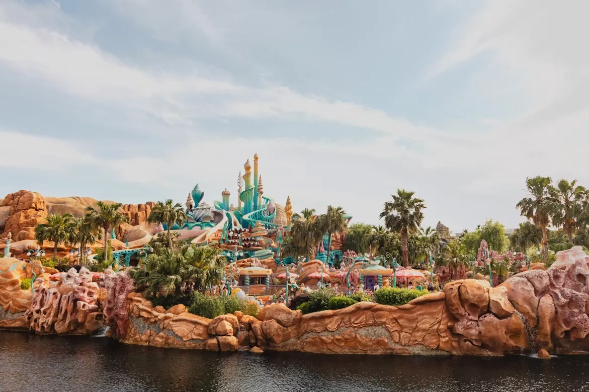 Tokyo Disneyland vs. DisneySea: Which Park is Best for You? (2026)